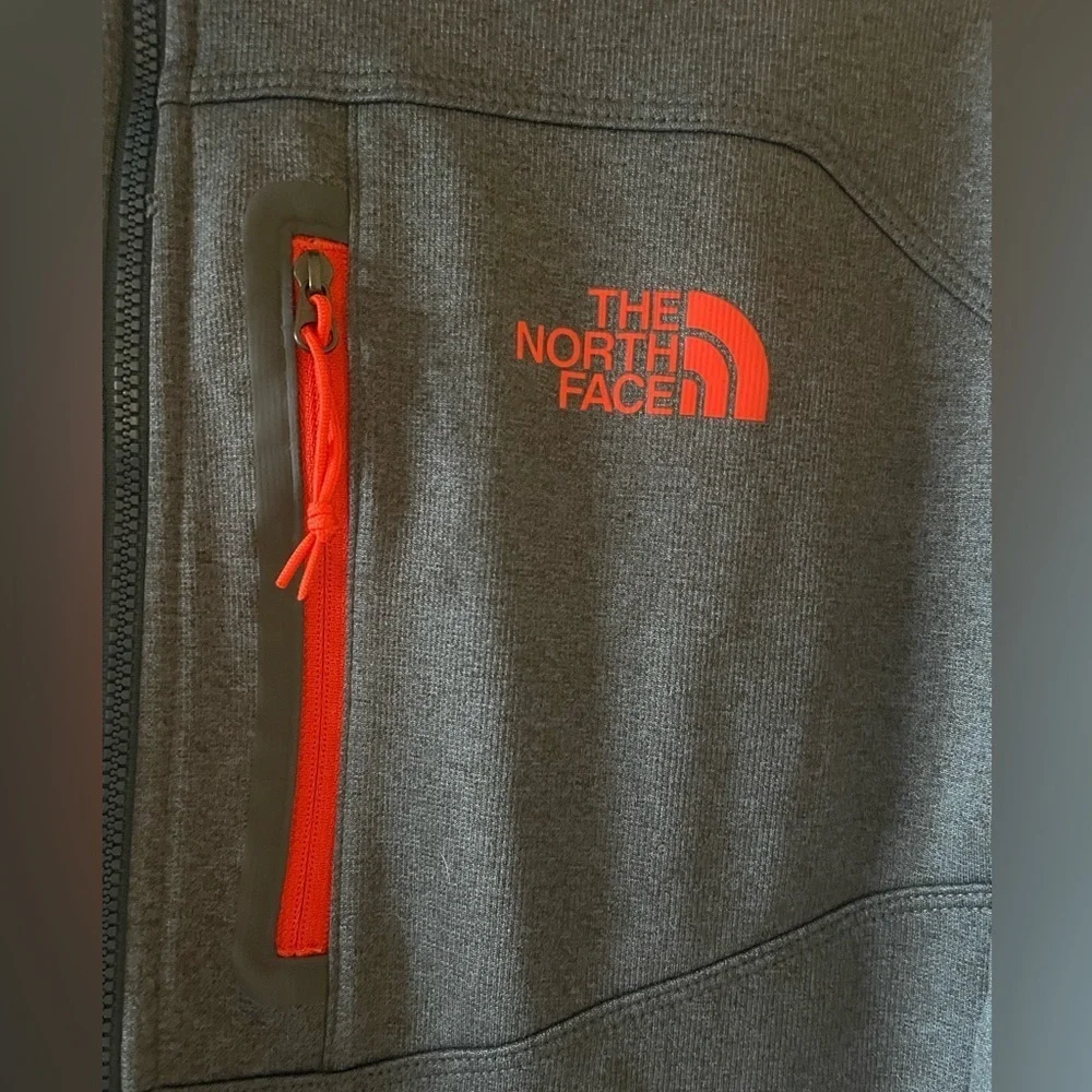 The North Face 1/2 zip • Mens Medium